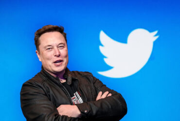 Elon Musk despide a un ingeniero en publico