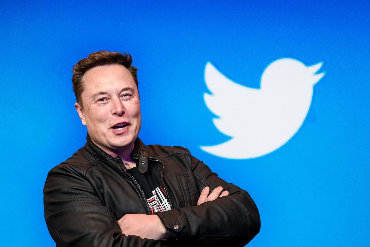 Elon Musk despide a un ingeniero en publico