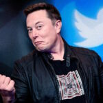 Elon Musk camina escoltado por las oficinas de Twitter