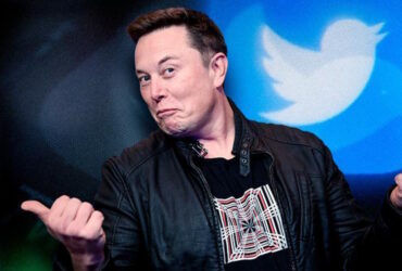 Elon Musk camina escoltado por las oficinas de Twitter