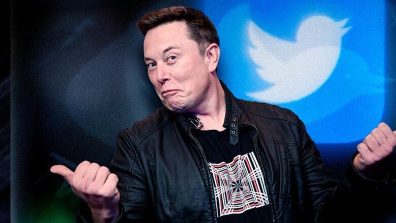 Elon Musk camina escoltado por las oficinas de Twitter